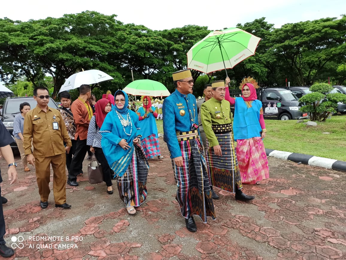Gubernur Sulsel, Prof. Nurdin Abdullah didampingi Bupati Sidrap Dollah Mando tiba di lokasi acara perayaan HUT Sidrap ke 676, Selasa (18/02/2020)
