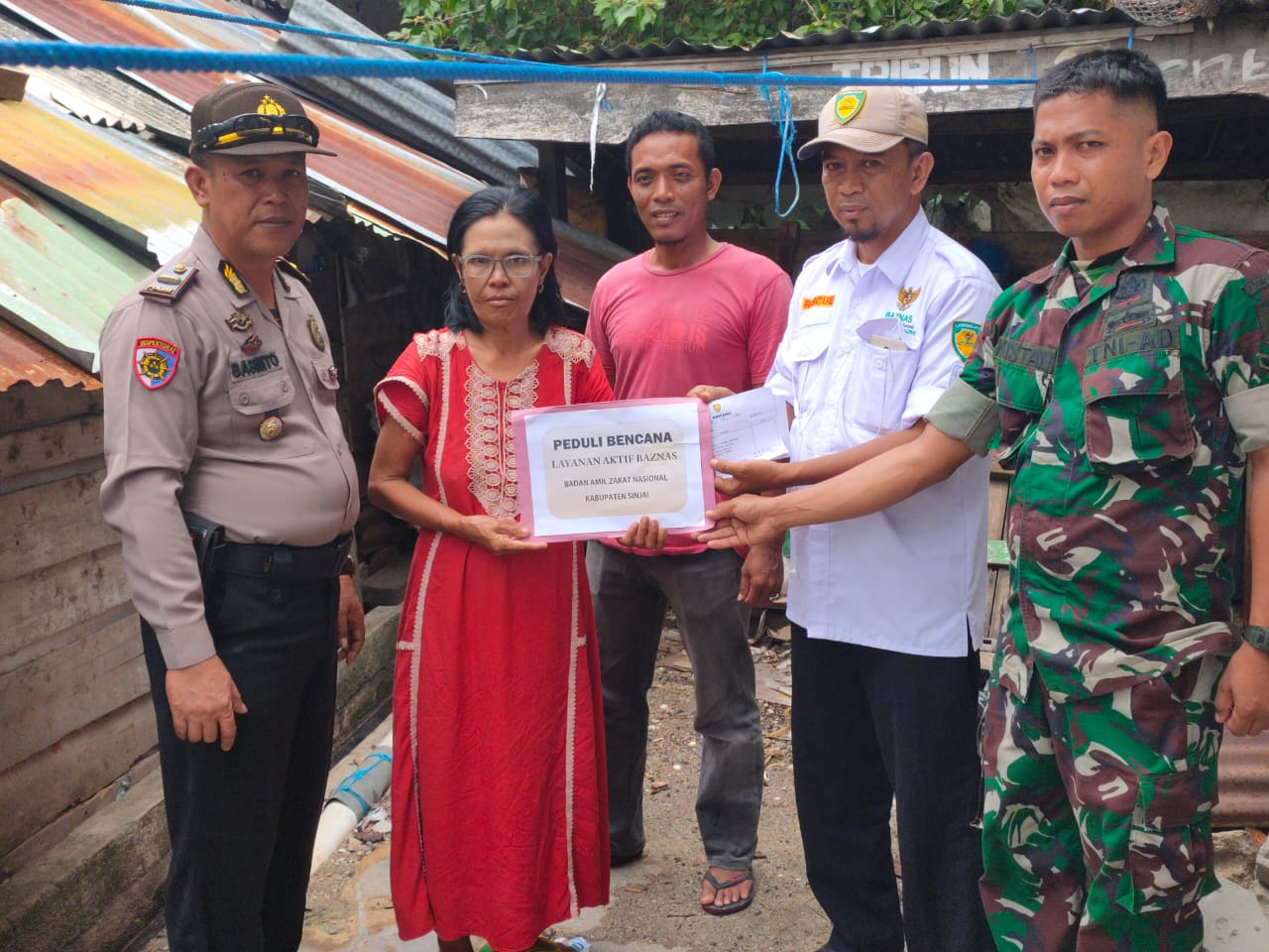 Kapolsek Pulau 9 Dampingi BAZNAS Sinjai Salurkan Bantuan kepada Korban Puting Beliung