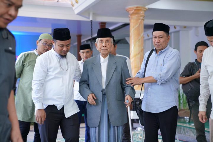 Wagub Sulsel, Andi Sudirman Sulaiman bersama Ketua MUI Sulsel, AGH Sanusi Baco