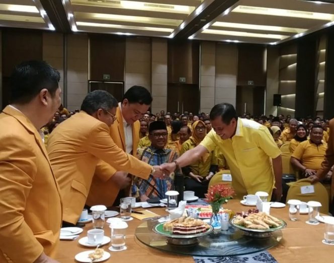 Taufan Pawe Bersalaman dengan Nurdin Halik di Acara MKGR Sulsel