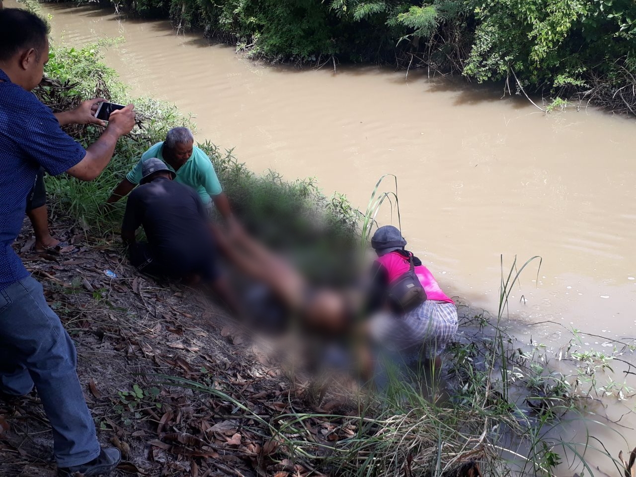 Mayat korban saat dievakuasi dari dalam sungai, (foto: dok Polsek Maritengngae).