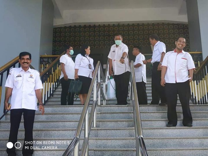 Petugas dari Dinkes Pinrang saat melakukan penyemprotan Disinfektan