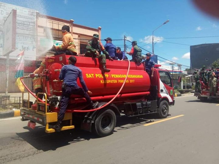 Armada Damkar Pinrang Saat Menyemprotkan Disinfektan