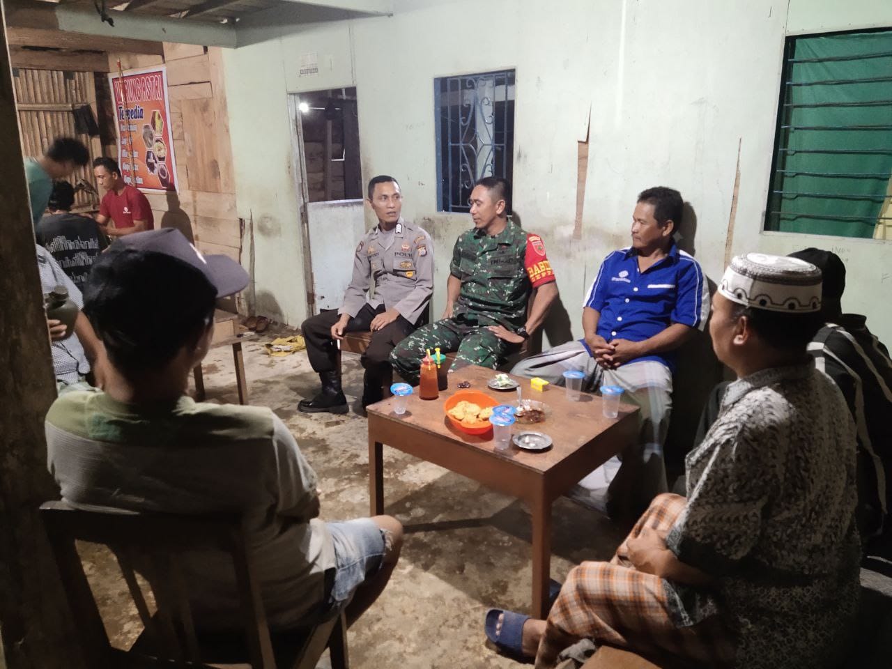 Bhabinkamtibmas Desa Seppang Bersama Babinsa Sambangi Warga jelang Pilkades, Sabtu malam (29/02/2020)