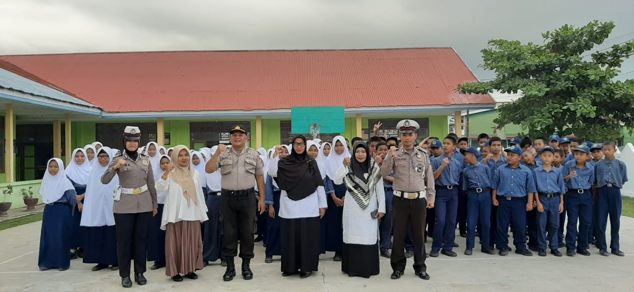 Satlantas dan Satbinmas Polres Selayar Kunjungi Mts. Nurul Yaqin Benteng