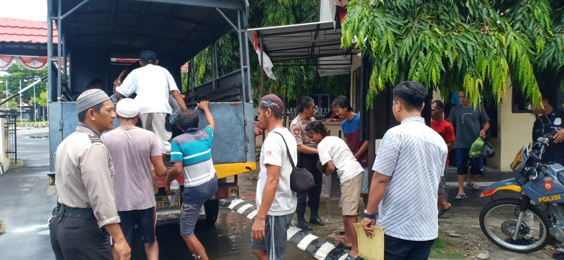 Para terduga pelaku saat menaiki kendaraan polisi menuju rutan Selayar