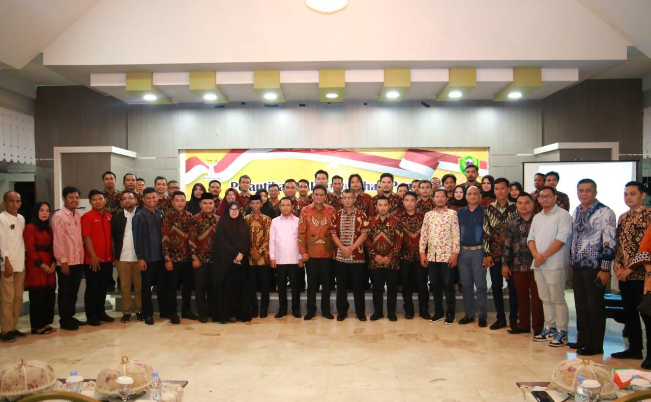 Bupati Barru Suardi Saleh foto bersama para pengurus HIPMI Barru periode 2020 - 2023, Kamis malam (05/03/2020).