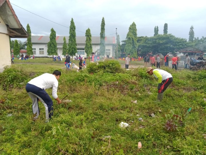 Jajaran Kecamatan Watangpulu bersama warga lakukan bersih bersih