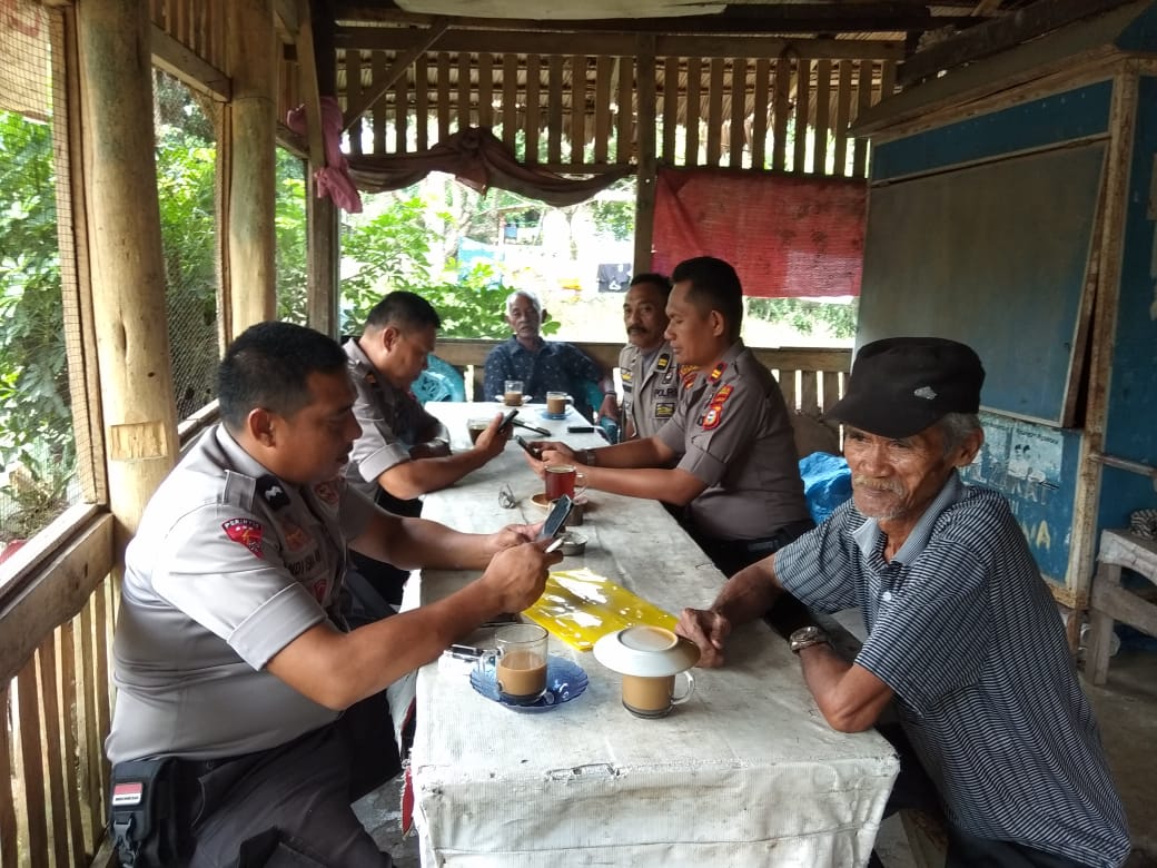 Personel Polsek Rilau Ale jajajran Polres Bulukumba ngopi bareng warga, Senin (09/03/2020)