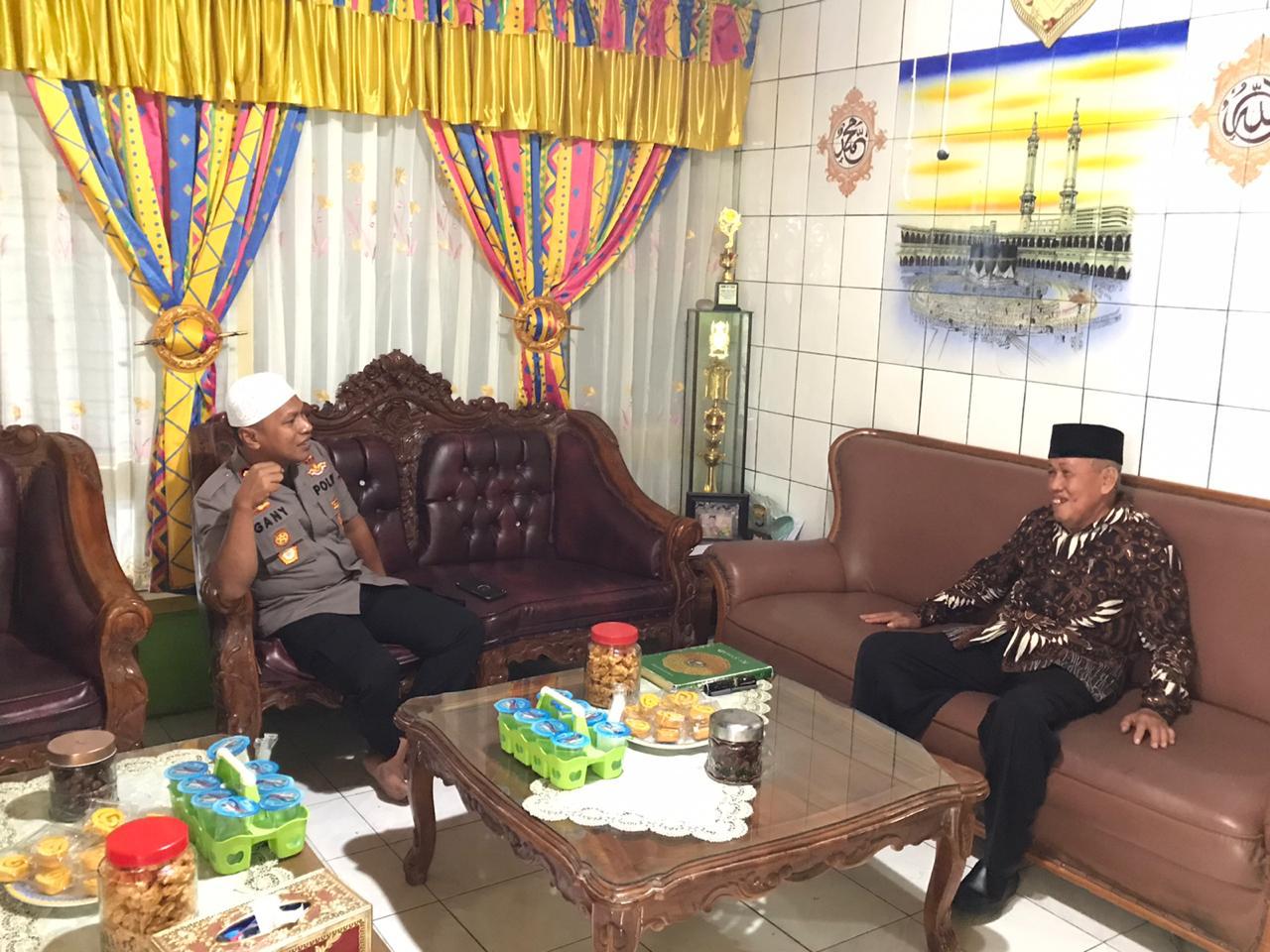 Kapolres Bulukumba AKBP Gany Alamsyah Hatta silaturahmi ke kediaman Ketua MUI Bulukumba, KH. Drs. Tjamiruddin.