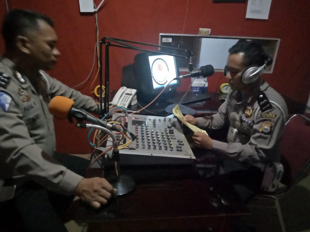 Melalui REMA FM Selayar, Aipda Akbar Sosialisasi Kamseltibcar Lantas