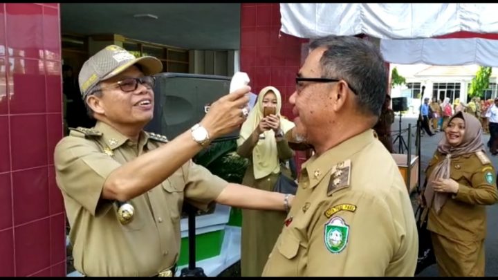 Walikota Parepare saat melakukan pengecekan suhu badan