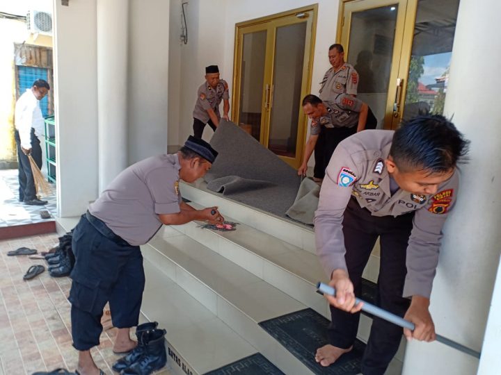 Personil Polres Sinjai saat membersihkan Masjid Mako Polres Sinjai