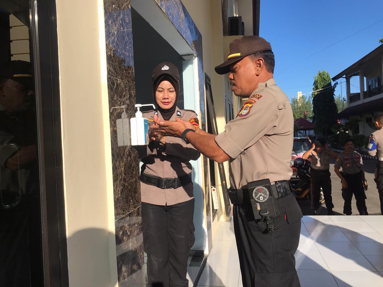 Personel Polres Selayar cuci tangan sebelum memasuki ruangan, Rabu (18/03)