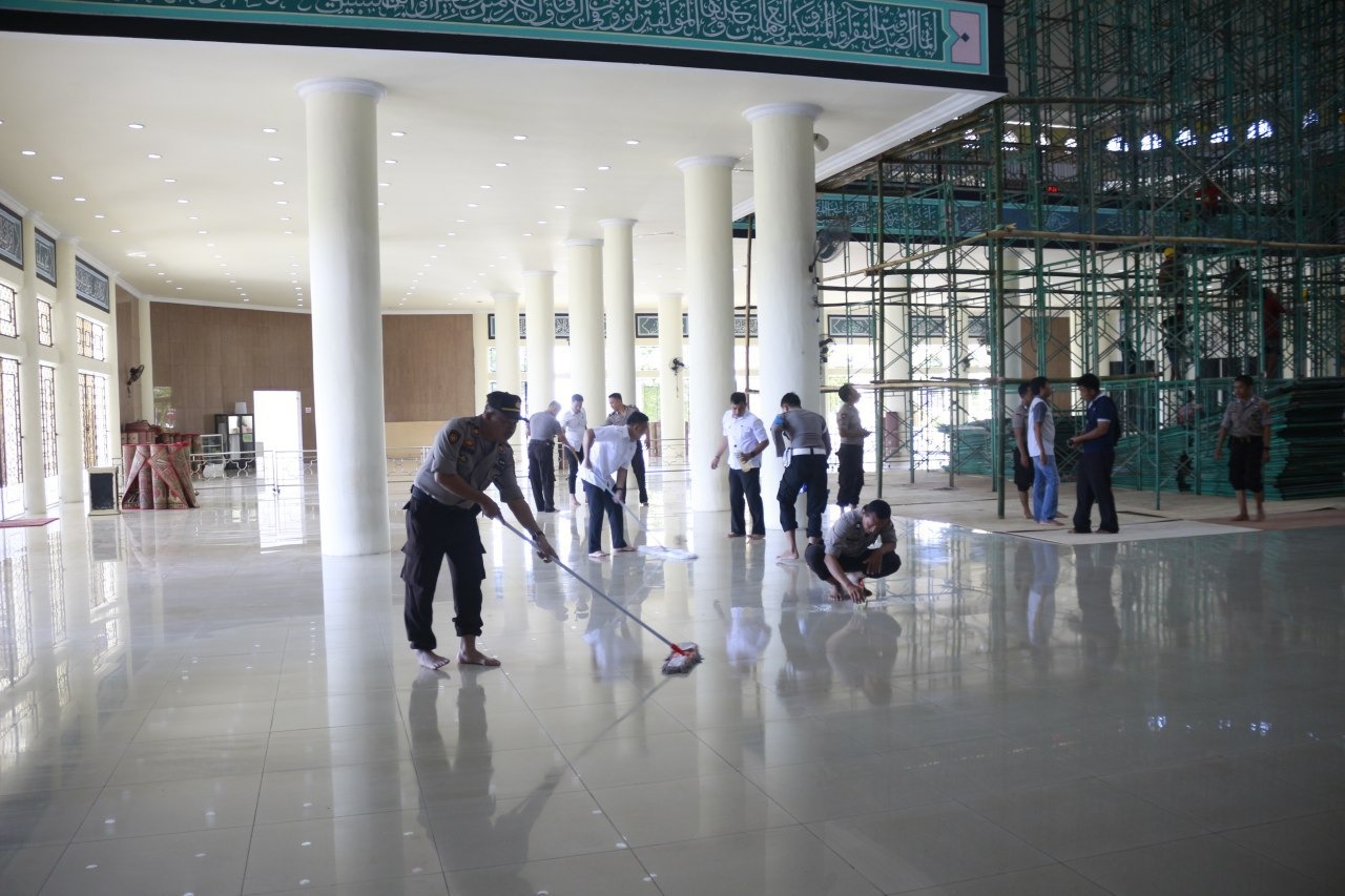 Bupati, Kapolres, Dandim dan Kadiskes Bantaeng Kompak Bersih-bersih Masjid, Rabu (18/03)