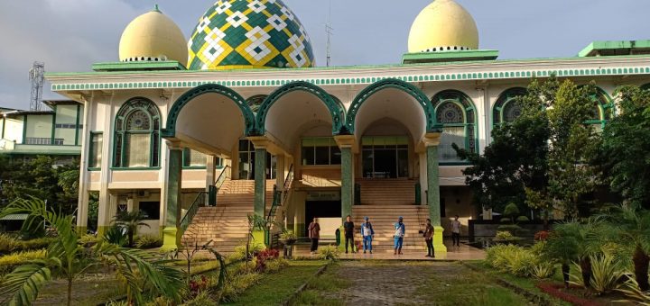 Salah satu Masjid yang disemprotkan cairan Disinfektan