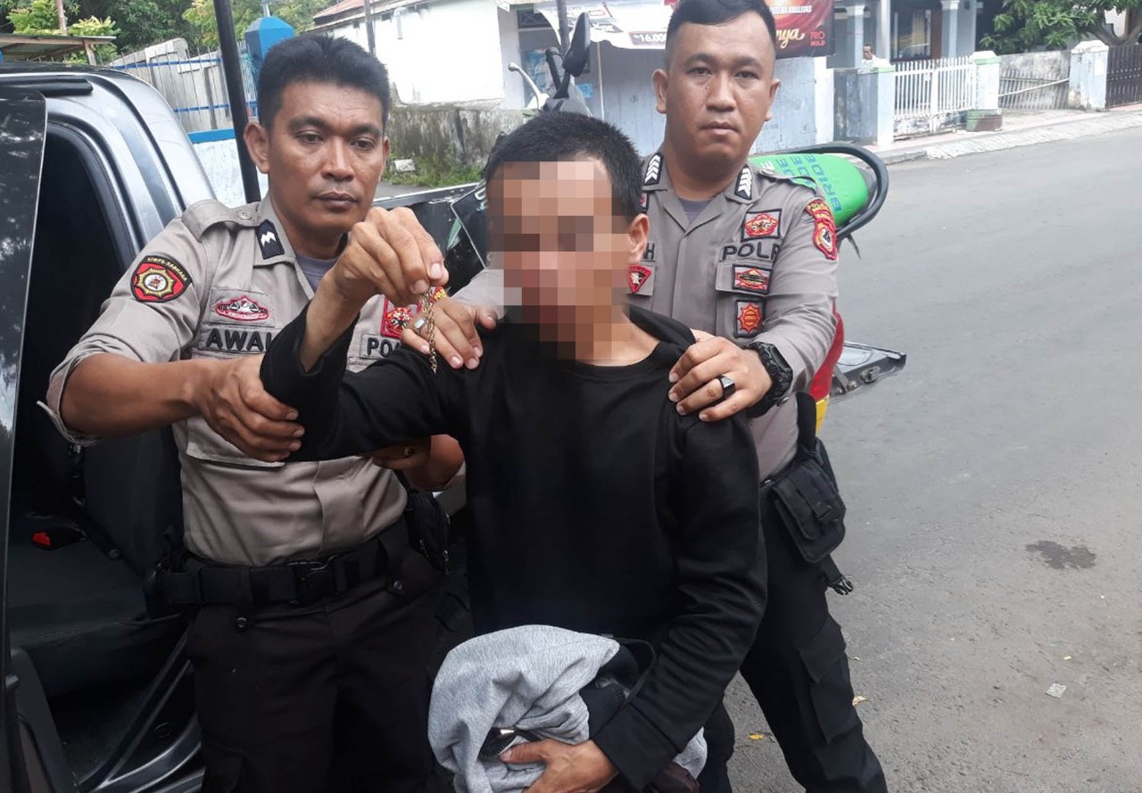 Pelaku HM (36) memperlihatkan emas hasil rampasannya sesaat setelah diamankan.