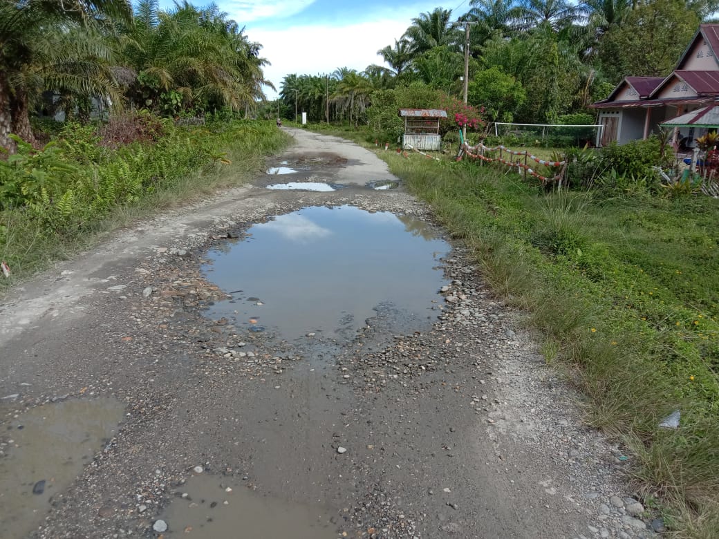 Salah satu jalan rusak di Kecamatan Tana Lili Lutra yang dikeluhkan warga, Minggu (22/03) (Foto: Gugun/BSS)