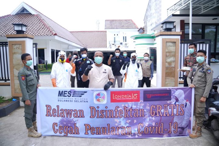 Wagub Sulsel, Andi Sudirman Sulaiman bersama Tim Disinfektan Gratis