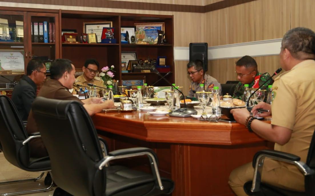 Bupati Barru, Suardi Saleh rapat bersama Forkopimda bahas penanganan Corona, Senin (23/03/2020)