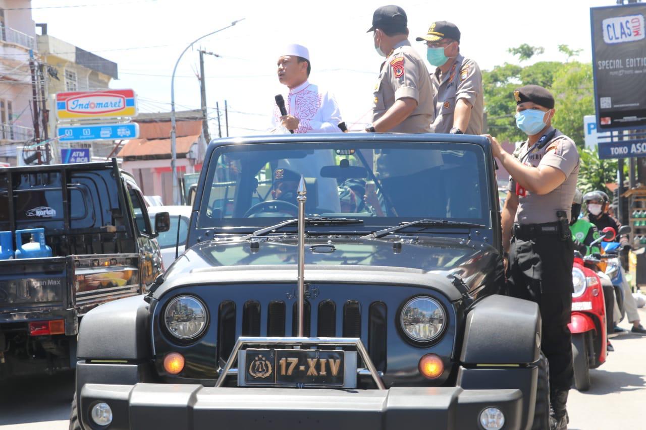 Kendarai Jeep, Kapolda Sulsel Irjen Pol Mas Guntur Laupe bersama Ustads Das'ad Latief keliling kota Makassar imbau warga cegah corona