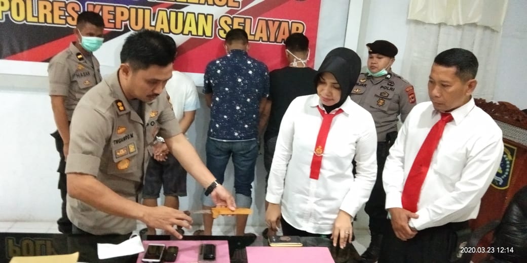 Kapolres Selayar AKBP Temmangnganro Machmud saat menggelar konferensi pers di Mapolres Selayar, Senin (23/03/2020).