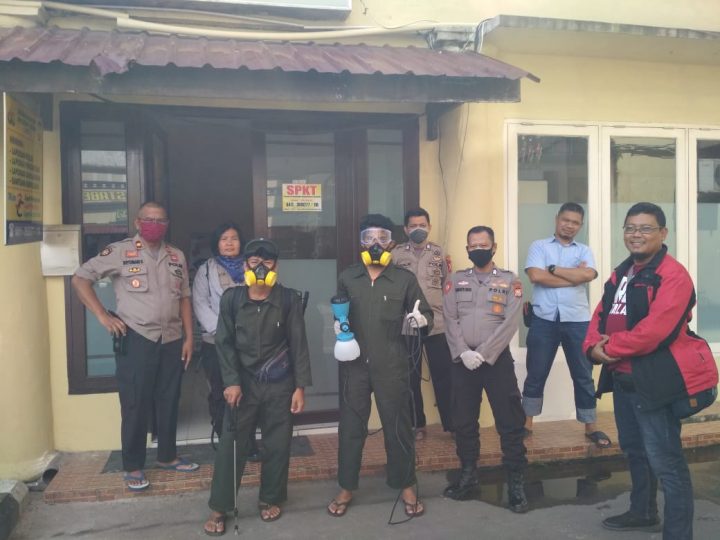 Para Relawan Disinfektan Gratis di Polrestabes Makassar