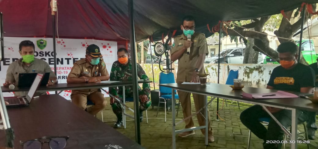 Juru bicara penanganan corona Kabupaten Barru, dr. Amis saat menjelaskan terkait Dusn Labungnge yang dibuka kembali