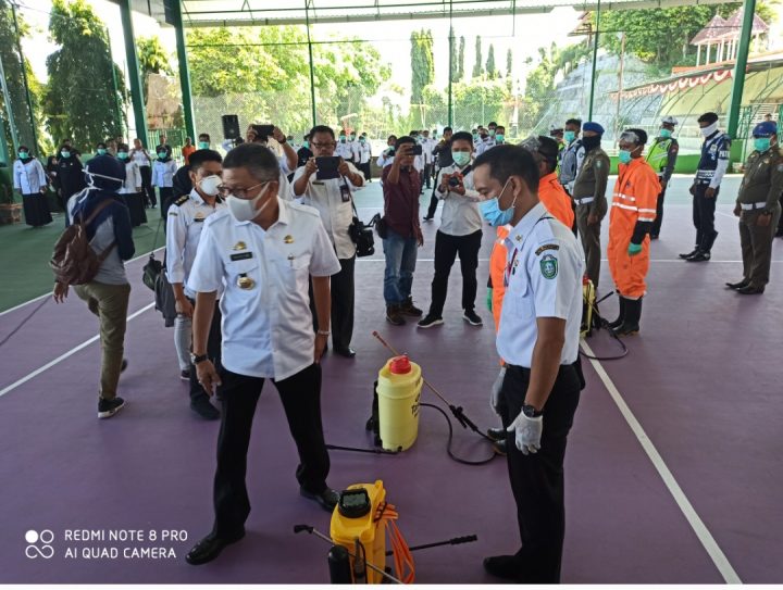 Walikota Parepare, HM Taufan Pawe saat melepas petugas Disinfektan