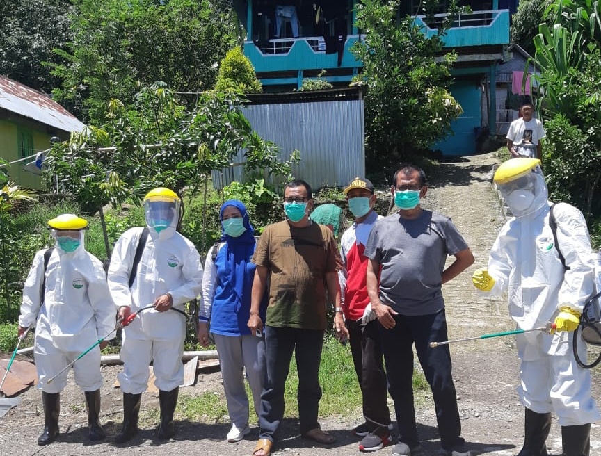 Tim kesehatan usai melakukan penyemprotam disinfektan di rumah warga, Sabtu (21/03).