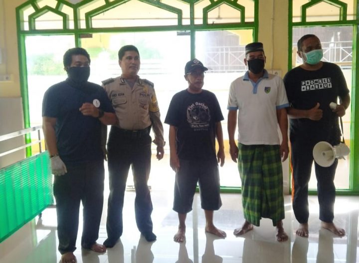 Ketua Karang Taruna Bojo bersama aparat saat melakukan penyemprotan di salah satu Masjid