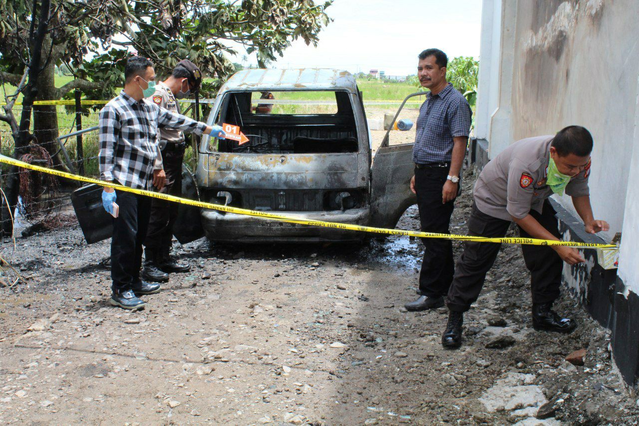 Polisi saat melakukan olah TKP, Senin (30/03)