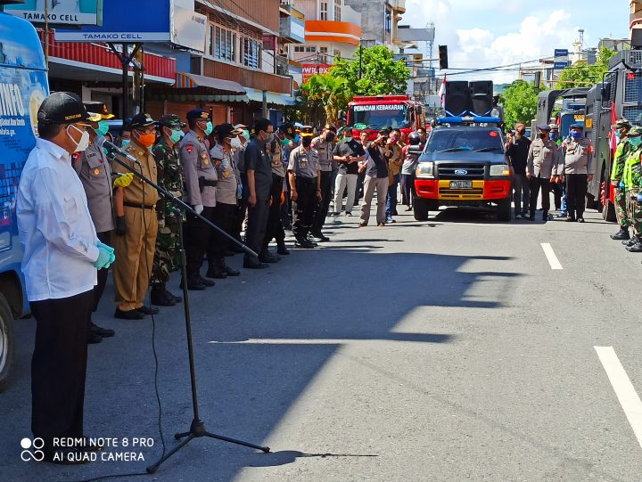 Walikota Parepare, HM Taufan Pawe saat melepas tim penyemprot Disinfektan