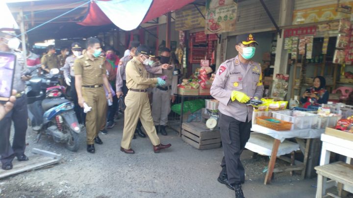 Walikota Parepare, HM Taufan Pawe Bagikan Masker di Pasar Lakessi Parepare