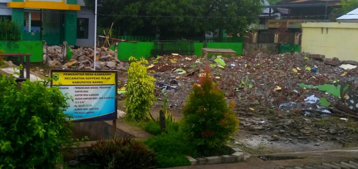 Kantor Desa Ajakkang dalam proses pembangunan