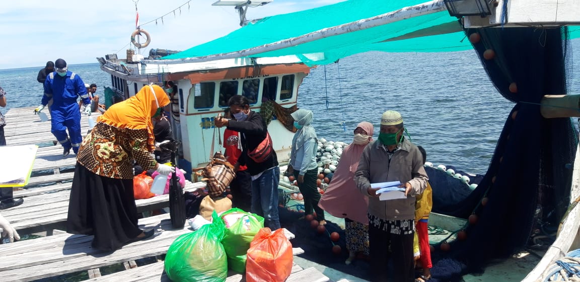 Sembilan warga Selayar tiba di Dermaga Nelayan Borong-borong Dusun Samburangia, Desa Mekar Indah, Kecamatan Buki, Kabupaten Kepulauan Selayar, Kamis (09/04/2020).