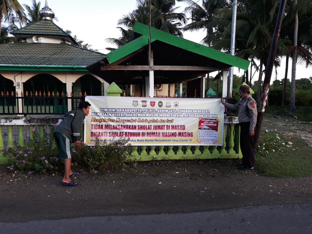 Polisi Polres Selayar pasang spanduk imbauan di masjid,