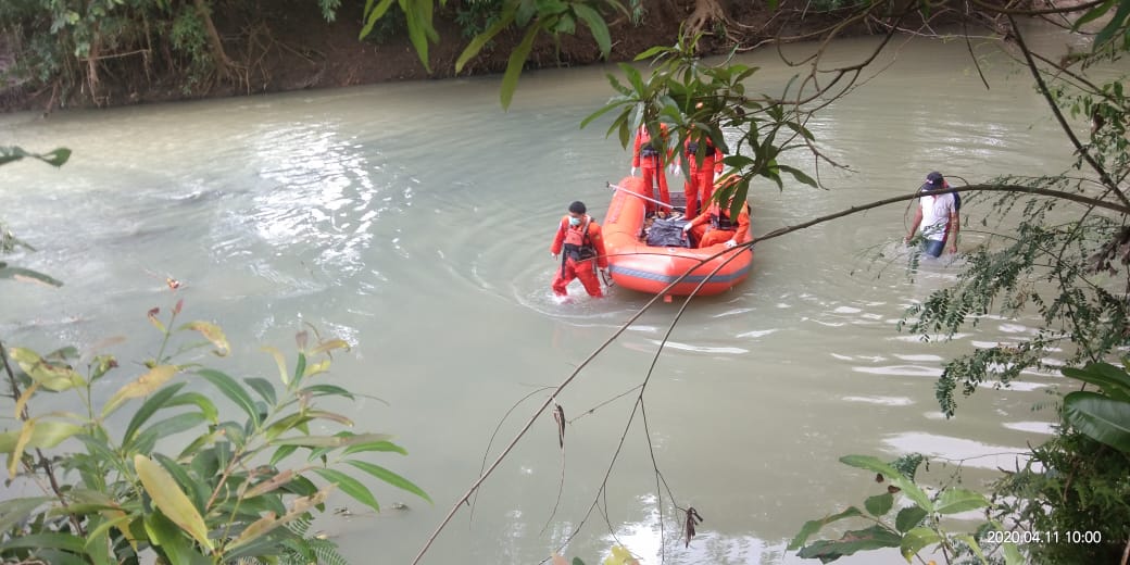 Tim SAR Bone saat melakukan pencarian di sungai Seppangnge, Sabtu (11/04)