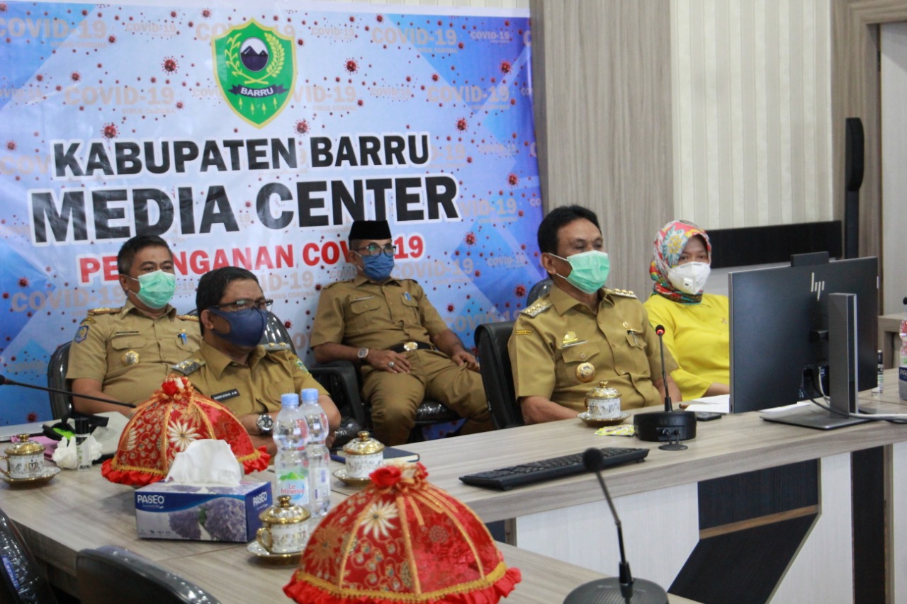 Bupati Barru, Suardi Saleh saat menggelar musrenbang via video conferensi