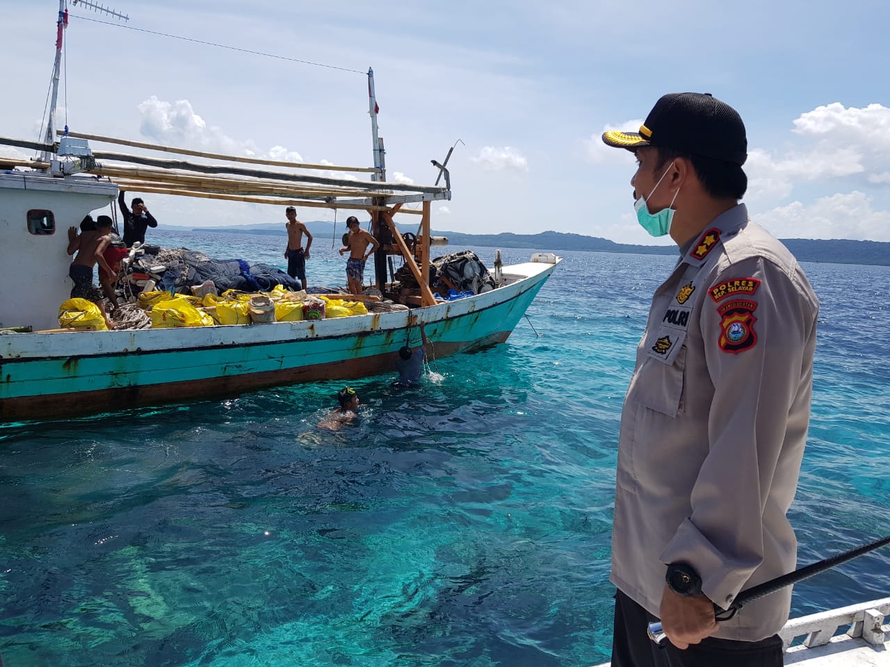 Kapolres Selayar, AKBP Temmangnganro saat menindaklanjuti laporan masyarakat terkait 3 kapal nelayan yang berlabuh di Bahuluang