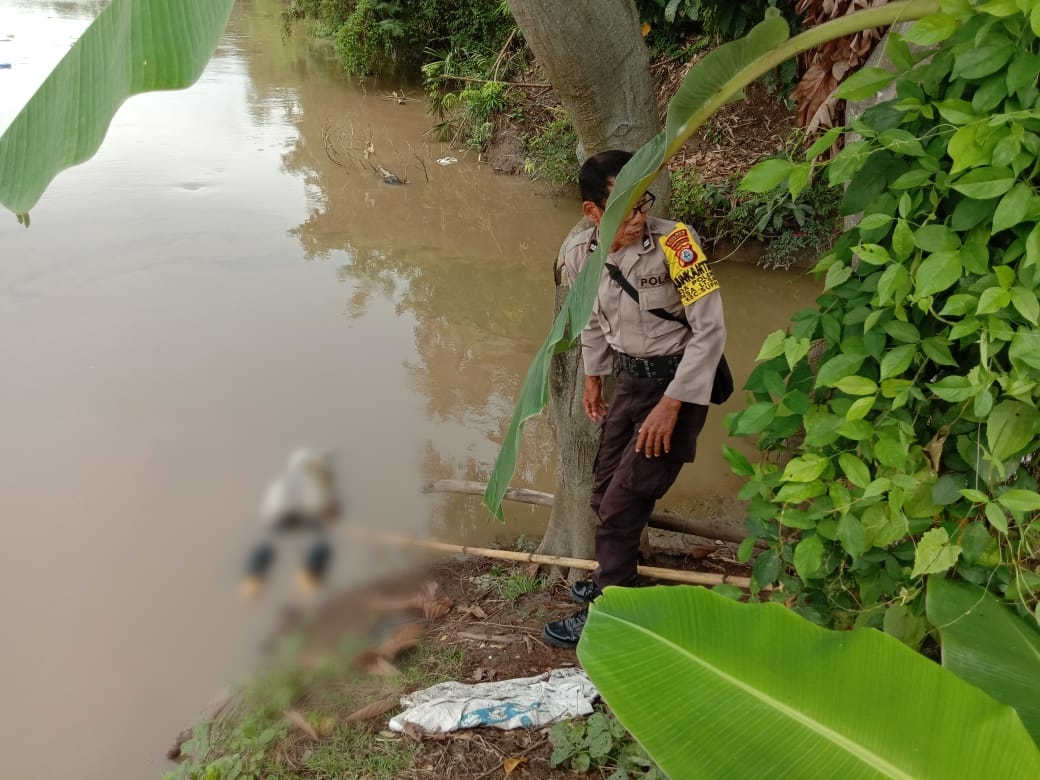 Mayat korban sesaat sebelum dievakuasi dari dalam sungai.