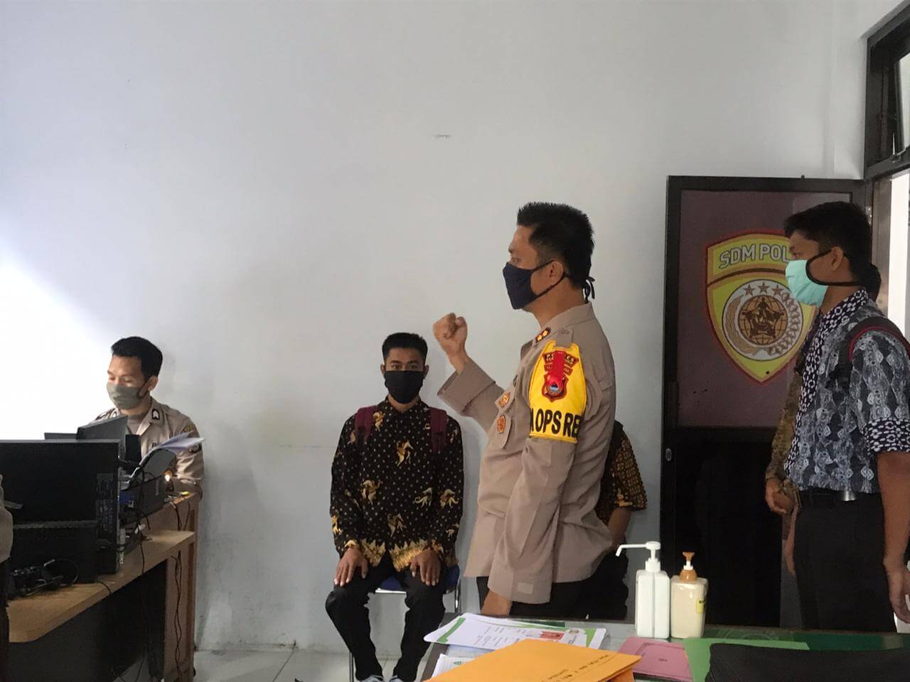 Kapolres Selayar, AKBP Temmangnganri Machmud saat mengontrol verifikasi casis polri, (Rabu 06/05/2020)