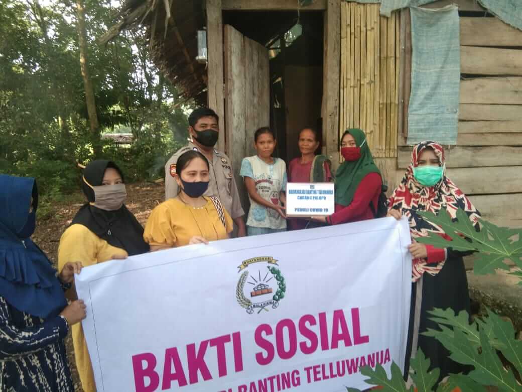 Bhayangkari Ranting Telluwanua Palopo gelar bahkti sosial bagi bagi sembako 