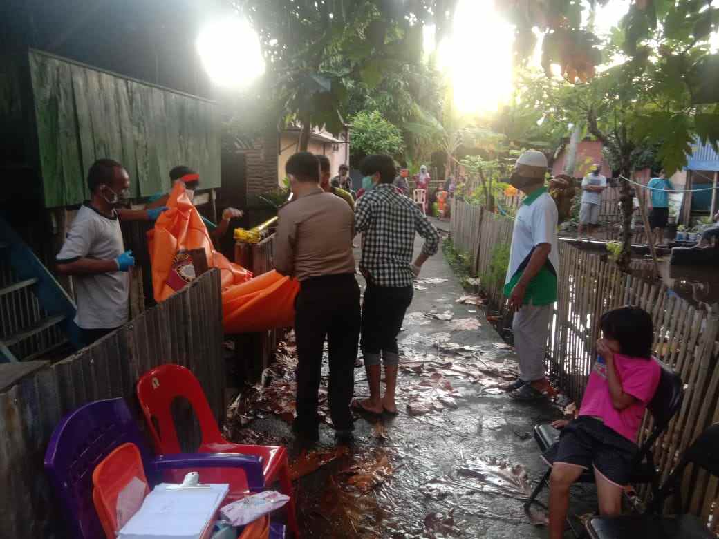 Jenazah korban saat dievakuasi oleh personel Polres Kepulauan Selayar dibantu warga dan keluarga almarhum