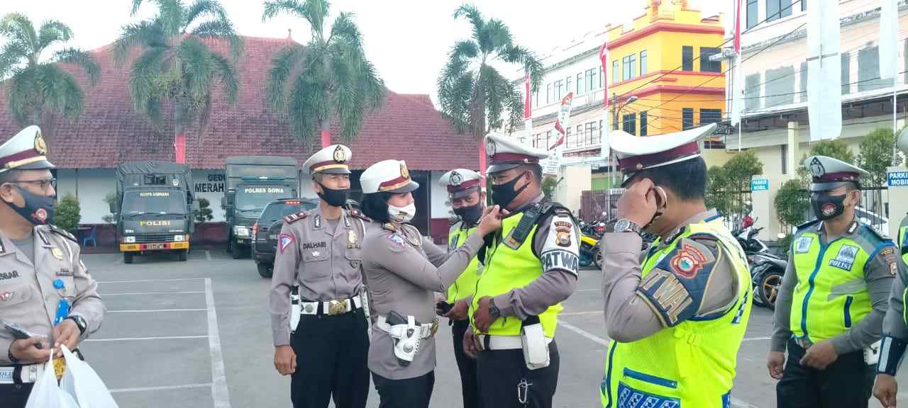 Dukung Program Gerakan Sejuta Masker, Kasat Lantas Polres Gowa Bagi-bagi Masker