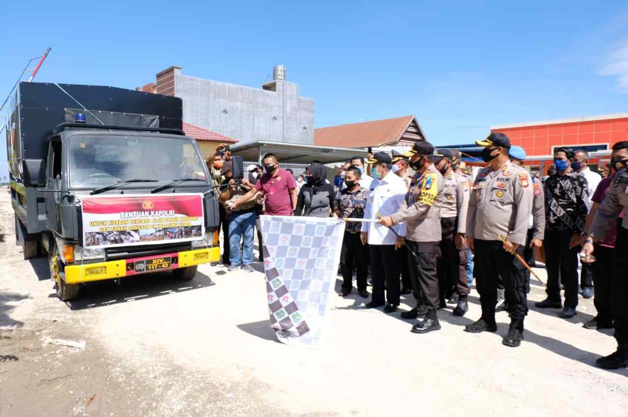 Kapolda Sulsel Lepas 30 Ton Beras Bantuan Kapolri Untuk Korban Banjir di Luwu Utara