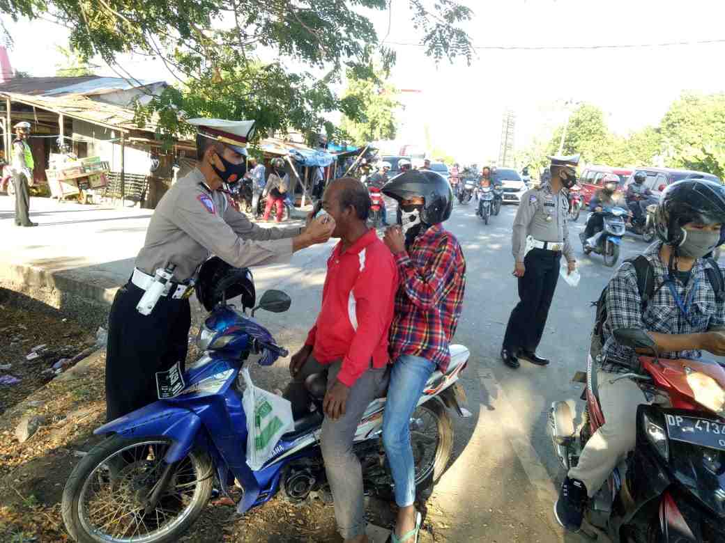 Satlantas Polres Gowa Bagi-bagi Masker Kepada Pengendara, ini Kata Kapolres