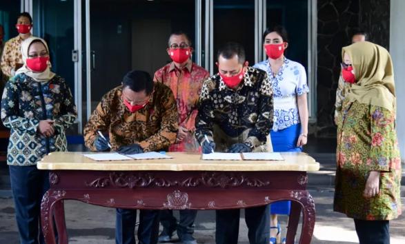 Serah terima arsip naskah asli teks Proklamasi yang bertulis tangan Sang Proklamator, Ir. Soekarno, (Biro Pers Sekretariat Presiden)