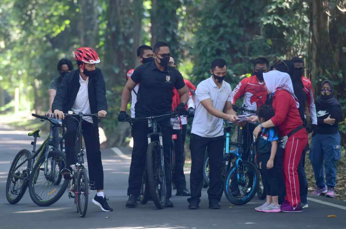 Bogor-
Presiden Joko Widodo pada pagi ini, Sabtu, 22 Agustus 2020, bersepeda di area Istana Kepresidenan Bogor dan Kebun Raya Bogor.