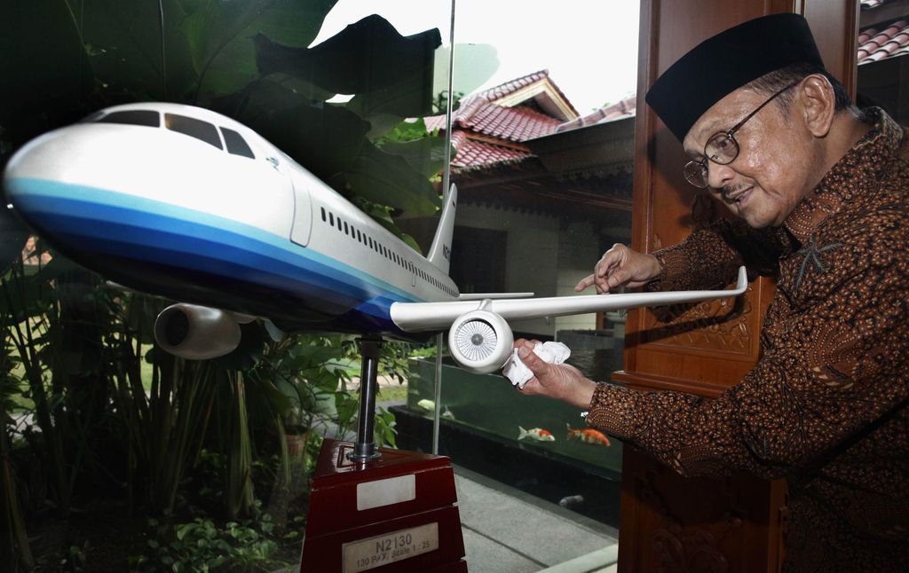 BJ Habibie selama hidupnya menorehkan prestasi di bidang teknologi, terutama penerbangan. Bahkan ia adalah sosok di balik terbangnya pesawat pertama Indonesia. Foto: Istimewa